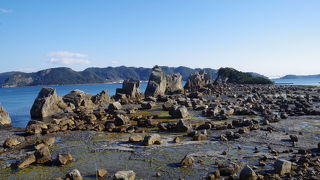 列車からも、国道からも奇岩群が見えます。