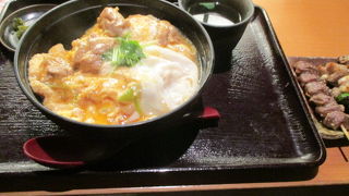 塩味の焼き鳥と親子丼が美味しい