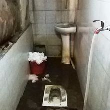 トイレ。扉は壊れています