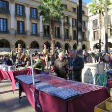 休日は「コイン」「切手」の市が開かれます。