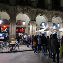 タブラオ「ロス・タラントス」に並ぶ人達。