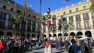 昼と夜のレイアール広場