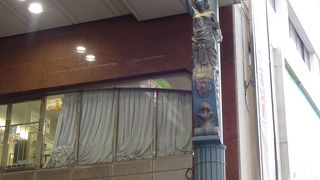 見上げないと分かりません。