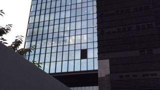 黒が基調のビル