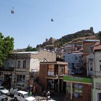 部屋からの眺め。ナリカラ要塞とロープウェイが見えます。