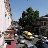 ホテル前の通りは交通量多し