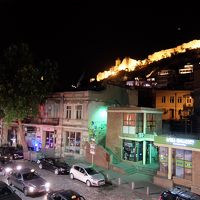 夜も交通量が多い