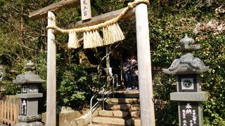 7回たたくとご利益がある板があちこちで響いていました