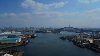 徒歩で渡れる橋の上から大阪市街が一望できます。