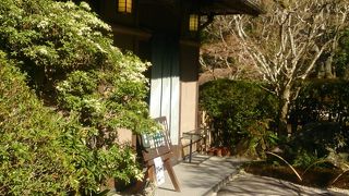 庭を見ながら薬膳なべや鴨鍋も