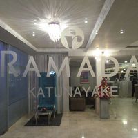 玄関のホテルロゴ