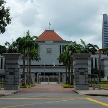 ノース・ブリッジ・ロードを隔てて見たシンガポール国会議事堂