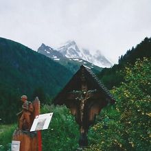 登山道にて?：ツムットの村外れのキリスト像