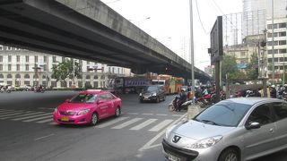 ラチャダーピセーク通りを歩く