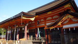 朱塗りの鮮やかな御本殿