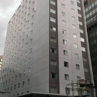 細長いシックな建物です。