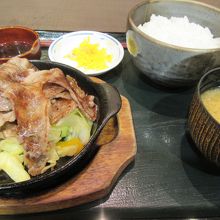 今回オーダーしたのは、松坂牛肉定食。意外とリーズナブルです。