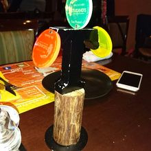 お肉を求める青いコイン。磁石で上手に立つようになっています