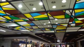 外貨の両替所もある。