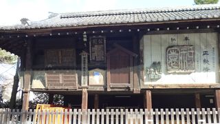 大きな細長い建物