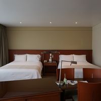 ベッドサイドは狭いが部屋自体は広い