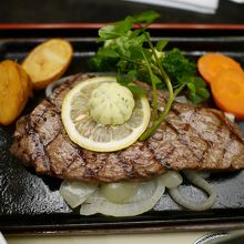 松阪牛赤身ステーキ。赤身は他のお肉と変わらないお味。