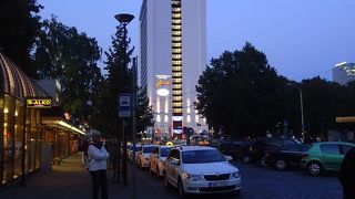 旧市街とガラッと雰囲気が変わります。