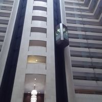 吹き抜けのエレベーター