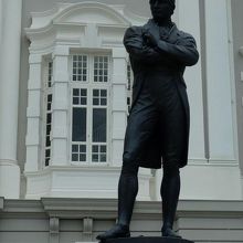 ビクトリア・シアター＆コンサートホール前の黒いラッフルズ卿像