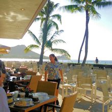 ダイアモンドヘッドを見ながらの朝食は最高です。