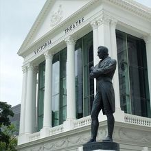 いろんな角度から黒いラッフルズ卿像を見てみます。