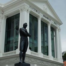 個人的には、このアングルで見たラッフルズ卿像が好き。