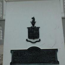 黒いラッフルズ卿像の台座にあった紋章と碑文。