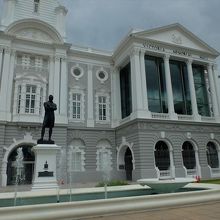 黒いラッフルズ卿像の前には噴水池もあります。