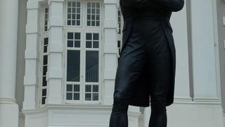 ラッフルズ卿の像のオリジナルは全身黒！