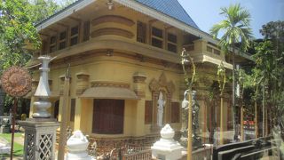 コロンボでも最大級の寺院の一つで、ベイラ湖に浮かぶジェフリー・バワ設計のシーマ・マラカヤ寺院も運営しています。