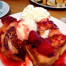 ベリーのフレンチトーストだったかな。甘すぎず疲れがとれます。