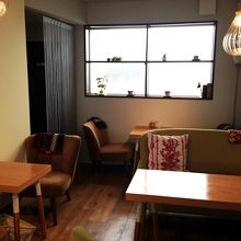 2階建ての2階。照明がおしゃれでした。