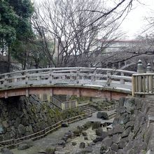 公園にある木造の橋