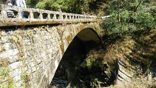 あららぎ駐車場に近い石造りの橋