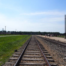 収容所にたどり着く線路