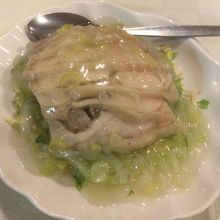 蒸し鶏のネギソースかけ