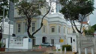 最初は個人の邸宅として造られた建物。その後、最高裁判所、国会議事堂となり、今では芸術を世に広めるアート・ハウスに