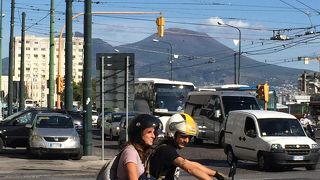 雄大にそびえる