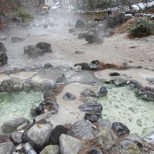 温泉の池が点在