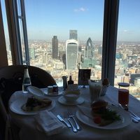 部屋は広いのでルームサービス頼んでも全然余裕です。