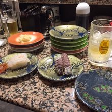回転寿司は、皿を積むのが醍醐味ですね。