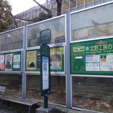 裏の駐車場にシティループのバスストップがある。