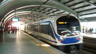 長いエスカレーターを降りて