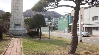 函館山をバックに建っていました。